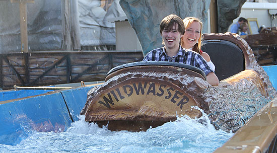 Wildwasserbahn Meyer-Steiger auf dem Oktoberfest 2019 in der Schaustellerstrasse